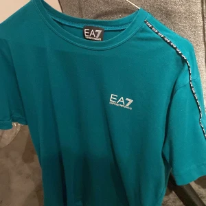 Nyskick - Helt i nyskick (Använd tre gånger) armani tröja i fin grön färg, köptes från JD för 1199kr! Passar M men också L!