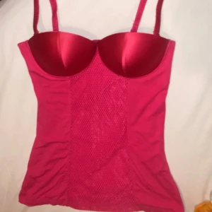 Intimissimi korsett topp - Så fin! Sista bilden ser man färgen bättre på😇 helt i nyskick, bh biten innehåller vaddering❤️