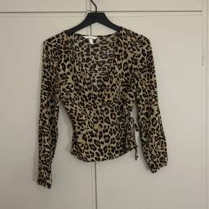 Leopard blus