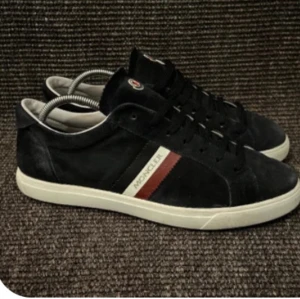 Moncler skor  - Storlek 42,5 men passar även 43. Nypris 6000. Ganska så använt skick men inga trasiga delar eller liknade. Skriv till mig så löser jag ett otroligt kompis pris😘💎