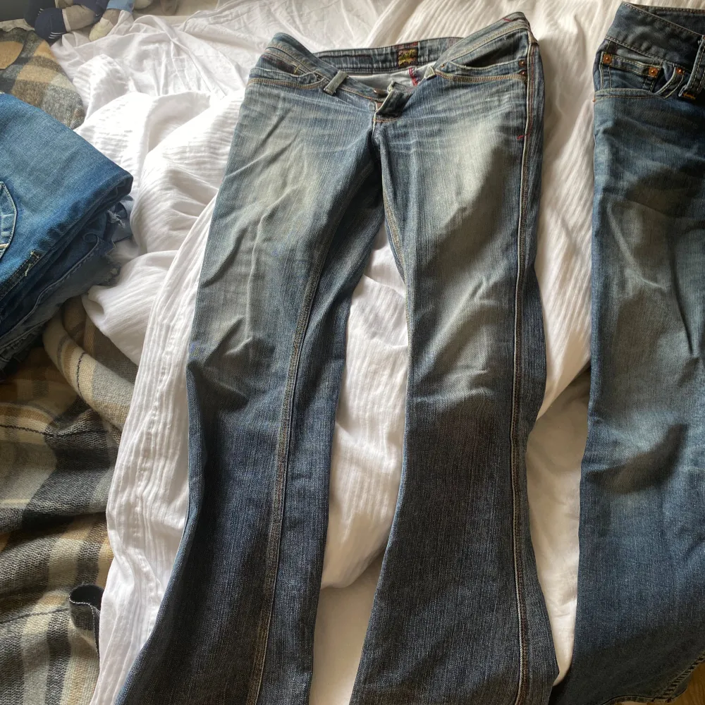 Jätte fina Stockholm stil jeans jätte fint skick! Skriv om frågor och funderingar 🥰. Jeans & Byxor.