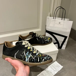 Manson Margiela Gats - Jättebra skick margielas, köpa på Nk , allt og ingår , kvitto följer med. Nk prislapp syns på Kartongen. Extra snören utan färg finns också