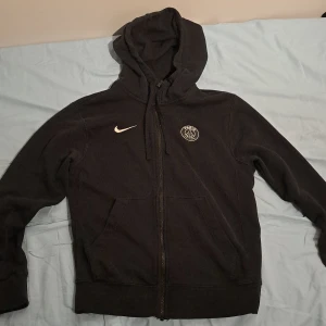 Psg zip hoodie  - Kostar runt 800 ny Storlek xs för herr Skick: 7,5/10   Inga tydliga defekter 