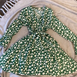 Grön blommig klänning  - Man kan säga att det är som en XXS