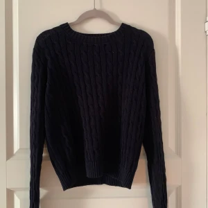  Kabelstickad tröja  -  En marinblå Kabelstickad tröja från American apparel. Super bra skick.