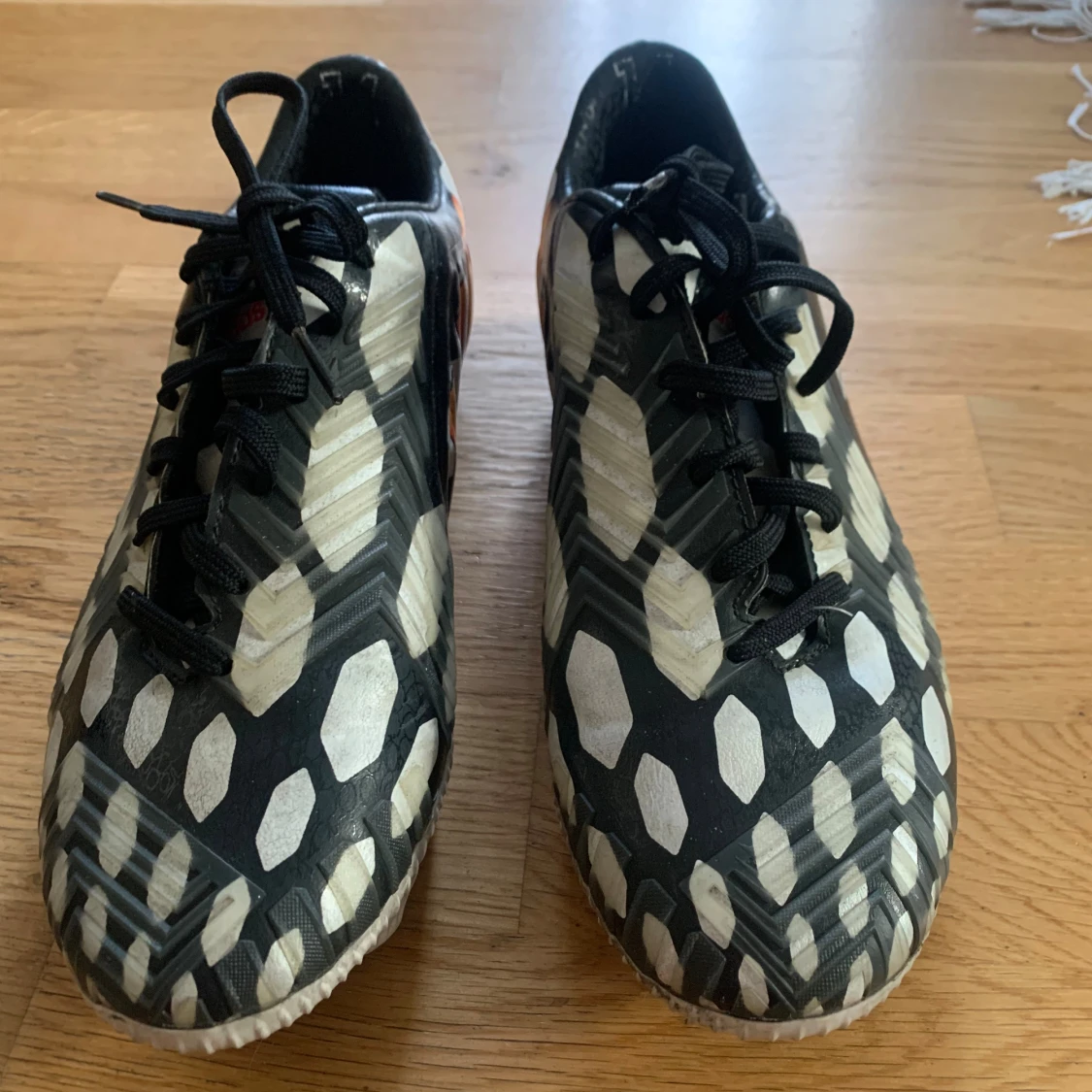 Adidas fotbollsskor, vit/ svart