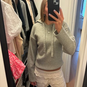 Stickad Hoodie - Snygg stickad hoodie i mycket bra skick😇😇nypris 500kr