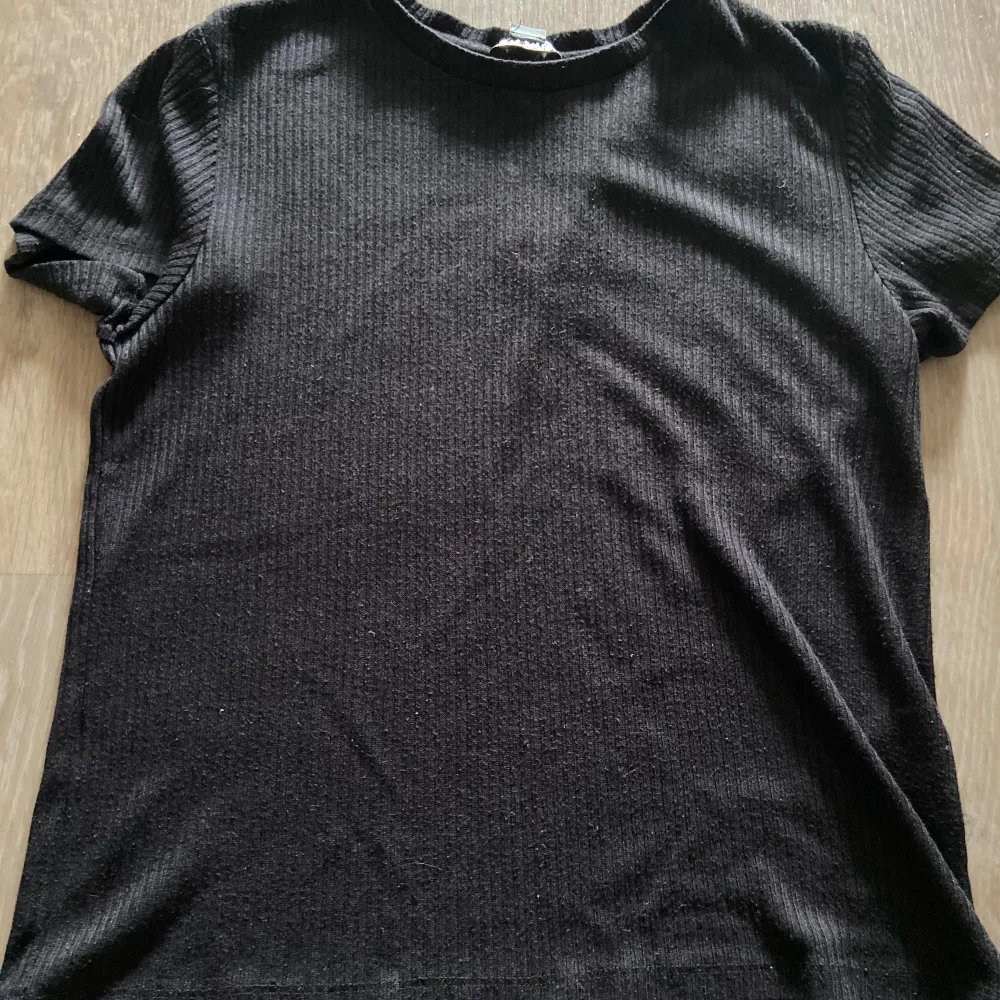 56 cm längd  43 cm bredd . T-shirts.