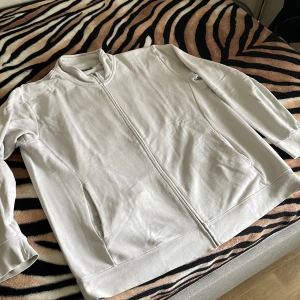 Kofta  - Kofta från dressman i 10/10 skick använd fåtal gånger. Storlek XXL men passar även XL. Nypris 500