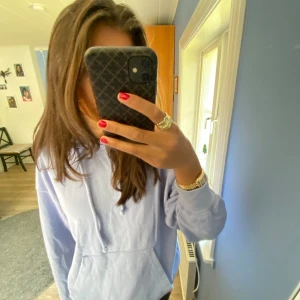 Lila hoodie från pullandbear  - Lila basic hoodie från pullandbear i storlek S men passar även M💞