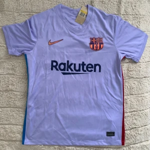 Nike Barcelona 2021/22 Bortatröja - Helt ny och oanvänd Barcelona tröja, med tags och kvitto. Säljer då den är alldeles för stor på mig. | Size S, passar M | Nypris: 950kr | Priset går att diskuteras vid snabb affär.