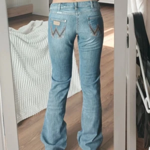 lågmidjade bootcut jeans - från wrangler, storleken motsvarar S/36, passar perfekt i längden på mig som är ca 175❤️ (obs kan gå ner lite i pris vid snabb affär)