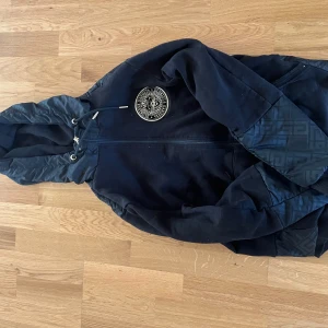 Glorious Gangsta Hoodie - Glorious Gangsta Hoodie. Knappt använd. skön passform. Går att ha som höstjacka. Storlek M, Sitter som S.