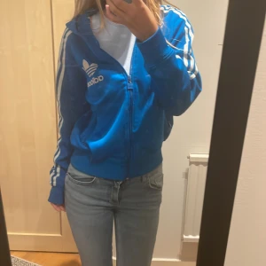 Adidas zip hoodie - Jättefin zip hoodie från adidas som sitter som en xs💗 fint skick förutom några fläckar som kommer från tvätten på insidan men går förmodligen att fixa💗