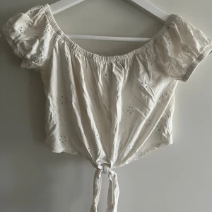 Vit topp - Köpt när jag var liten och är flitigt använd. Väldigt kort men söt💗