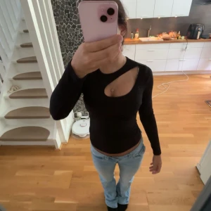 Fest topp - Fin fest topp men en öppning vid bröstet, säljer eftersom den inte kommit till användning och blivit liten på mig