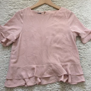 Rosa blus  - Säljer min rosa blus från mango för den inte kommer till andvändning