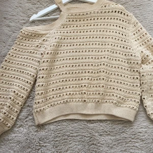 Zara stickad tröja - Säljer min stickade tröja ifrån zara eftersom den är för liten, bra skick💕 Passar både s och xs