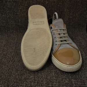 Tvärfeta Lanvins - Säljer nu dessa riktigt snygga lanvins då dom inte har kommit till andvändning sedan jag köpte dem på plick. Säljes billigt pga att de är lite smutsiga på sidan  som man ser på bild 2 som lätt går bort med mocha borste.