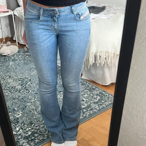Diesel jeans - Ett par diesel jeans i storlek W28 L28. Jeansen är i nyskick då de knappt blivit använda. Sitter perfekt på mig som är 175cm lång🤗💓