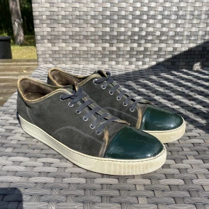 Lanvins - Hej! säljer nu ett par gröna lanvins i storlek 44 | Skick 7/10 | Liten skada på framsidan (se sista bild) annars är skorna väl omhändertagna. Inget og medföljer skriv vid frågor och funderingar.