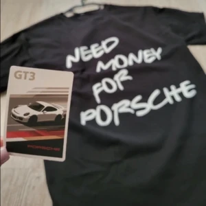 Need money for Porsche  - Säljer denna riktigt feta och trendiga tischan💯💯skick 10/10 såklart och storleken är L kolla gärna in profilen för liknande produkter👍