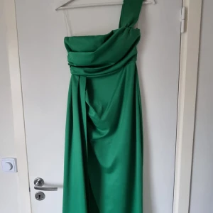 Fest klänning - Jättesnygg fest klänning från river island i storlek S. Har en jättefin grön färg och är enarmad💚Skriv ifall ni vill ha fler bilder