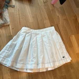 Lacoste tennis kjol  - Lacoste tennis kjol aldrig använd 