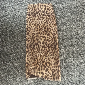 Leopard kjol - Super snygg zara lång kjol som ör slut såld överallt och denna ör alrig använd med lapparna kvar och den är super lång och sitter inte för tajt och lite lågmidhad och är super snygg och S ör minsta storleken u denna kjolen 