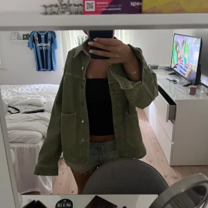  jacka - Grön jeansjacka från zara i bra skick skriv för funderingar eller priser