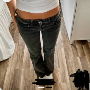 Low Waits boot cut jeans  - Jätte fina jeans!! Passar 160-166 typ skulle ja tro?💗 Perfekt till hösten!       (Inte min bild på jeansen)