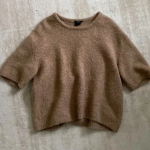 Stickad t-shirt - Så fin stickad t-shirt från Lindex, köpt här på plick av en annan ☺️🩷 köp gärna via köp nu!