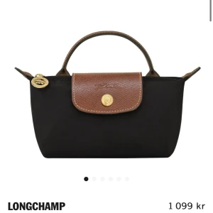 Longchamp väska - Säljer min jättefina longchamp väska som är köpt här på Plick! Det är den första väskan i andra färgen!