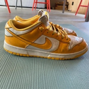 Nike dunk laser orange - Jag säljer dom för att dom är för små på mig. Dom har lite slitningar framme vid tårna som man kan se på bilderna men ändå mycket kvar att fixa ge. Dom kostar ungefär 2000kr-3000kr. Pris kan sänkas vid snabb affär  