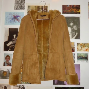 Mockajacka (fusk) Zara  - Beigebrun mockajacka Zara Basic. Pälsmuddar och luva. Fuskpäls, fuskmocka. Lite Bella Swan lol. Strlk M. Bra skick. 