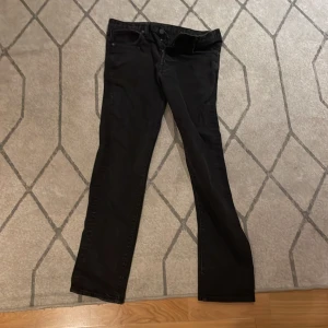 Slim straight  - Jag säljer mina slim straight från hm. Den är 33/32 och är 9/10 i skick 