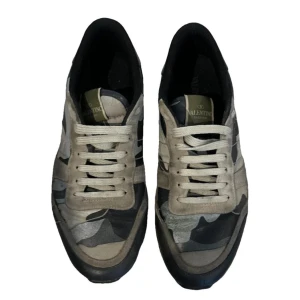 Valentino Rockrunners - Dessa Valentino Rockrunner-skor är verkligen en statement i garderoben ❗️Trots att de visar lite tecken på användning, behåller de fortfarande sin stilrena och trendiga 🔥 Är även öppen för byten så skriv om ni har förslag eller funderingar 💯