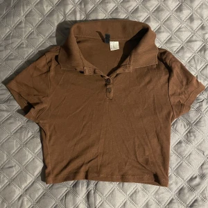 Brun mini-tröja  - Brun mini tröja som är från h&m🩷endast använd ett fåtal gånger men har ingen användning av den längre!🩷 köpt för 150kr säljer för 90kr 🩷