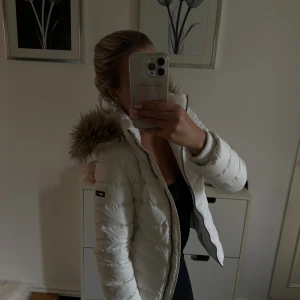 Tommy Hilfiger vinterjacka  - Fin vinterjacka från Tommy Hilfiger, den är använd och är lite smutsig men inget jag försökt få bort 💞🌸