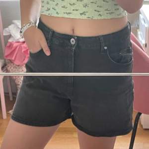 Svarta jeansshorts från H&M. Lite utsuddad storlek men skulle säga M eller 38/40. Korta och sköna. Lite stretch. Bra skick