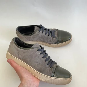 Lanvin skor - Hej, Säljer nu mina super snygga lanvins som är i en grå färg. Skorna är i storlek uk8 som ungefär passar 43. Skorna är sparsamt andvända men har inga större defekter. Nypris~ 4500 mitt pris: 2199. Har tyvär inget OG till skorna. Hör av er