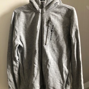 Sail racing hoodie  - Mycket fint skick. Hoodie i storlek 176. Ljusgrå