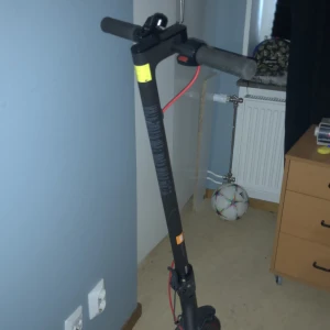 Säljer min elsparkcykel - En liten skrapa på bromsen fast funkar helt perfekt. Den kör 20 kmh och kan köra i 4,5 mil på en laddning. Plus laddare ingår 