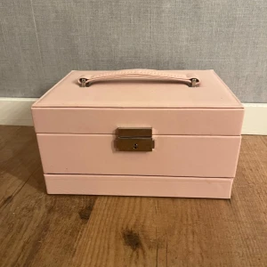 Smyckeskrin - Jätte gulligt smyckeskrin, tre ”våningar/lager”, får plats med mycket och bra och snygg