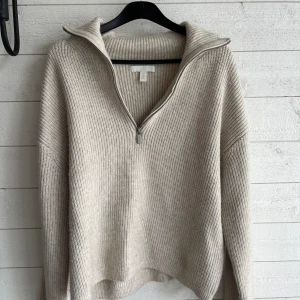 Stickad halv zip tröja från hm - Stickad tröja med dragkedja från hm. Endast använd fåtal gånger och är som ny. Varm och mjuk, perfekt nu till höst! Storlek S men passar både uppåt och neråt beroende på vilken modell man vill ha. 