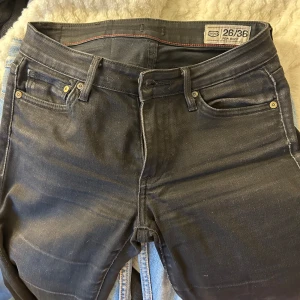 Crocker jeans  - Lågmidjade o utsvängda! Innerbenslängden: 88 cm  Midjemåttet: 35 cm