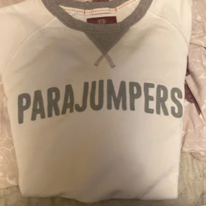 Parajumpers hoodie  - Använd några gånger är i bra skick har en liten fläck men det syns inte så mycket.