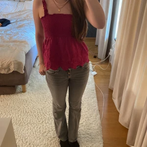 Snygg topp - Fin topp med snurrade axelband  Köpt i Spanien 💜