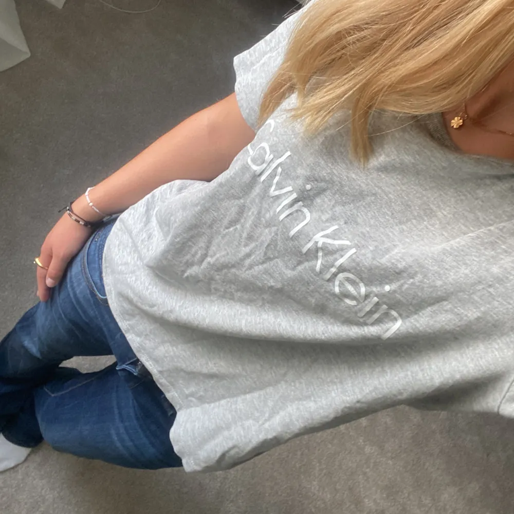 Jätte snygg Calvin Klein tröja i grå storlek xs inga tecken på andvändnig. Skriv för mer frågor💗💗. T-shirts.