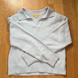 Blå stickad tröja från Gina Young.  - Jag säljer denna för att den aldrig kommer till användning. Den är lite nopprig därav kan priset diskuteras. 